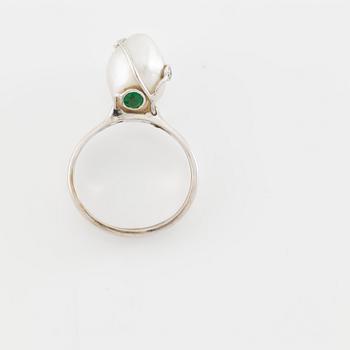 Ring 18K white gold with a baroque cultured pearl.