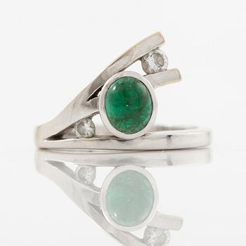 Ring, 18K white gold set with a cabochon-cut emerald and brilliant-cut diamonds.