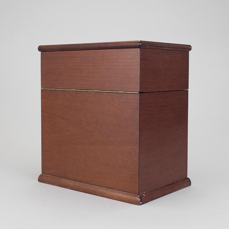 SCHATULL med 3 KARAFFER, "Linné", Olle Alberius Orrefors, 1900-talets andra hälft, numrerad upplaga 58/100.