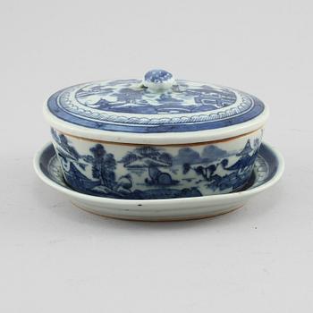 SMÖRTERRIN med FAT, porslin, Kina, 1800-tal.