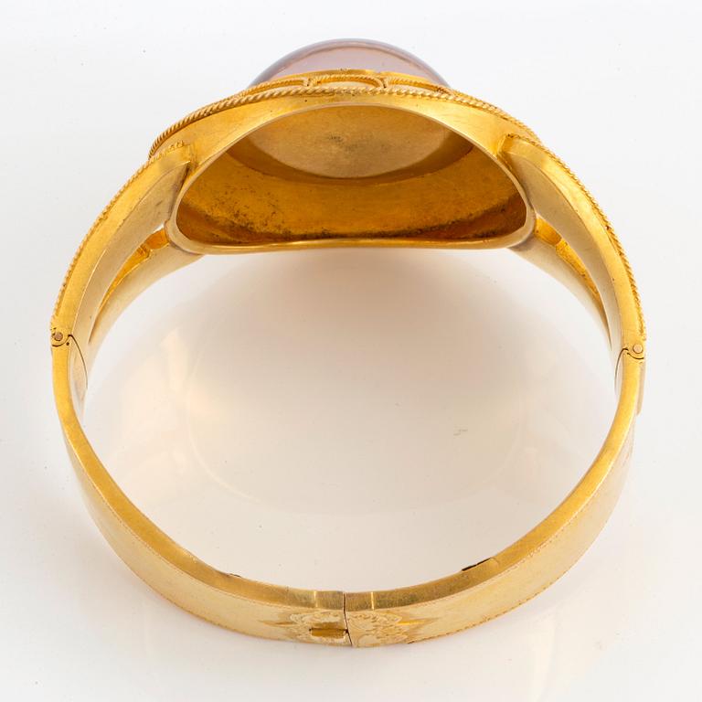 Armband 18K guld med en cabochonslipad ametist, 1800-tal.