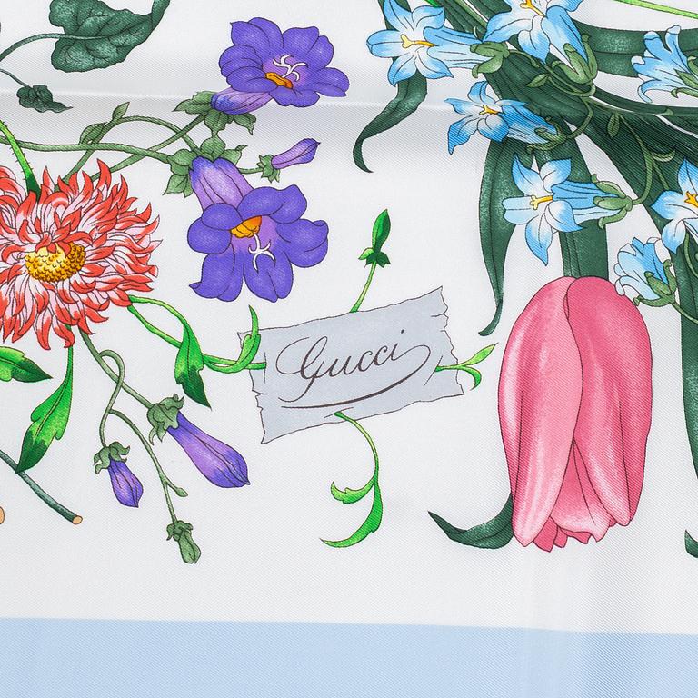 Gucci, a 'Flora' twill silk scarf.