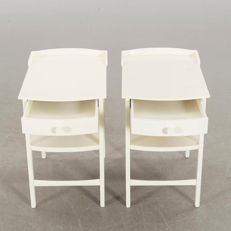 A PAIR OF CARL MALMSTEN BEDSIDE TABLES.