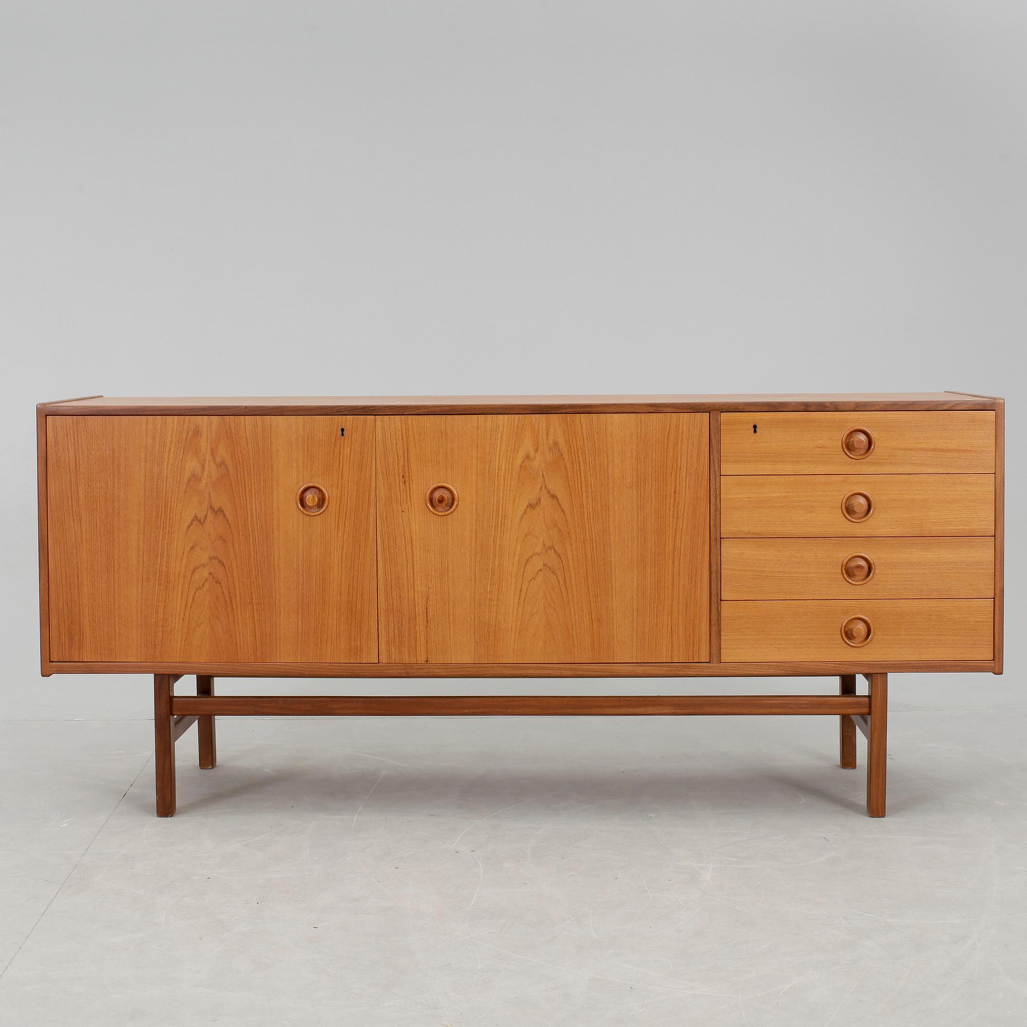 SIDEBOARD, omkring 1900-talets mitt.