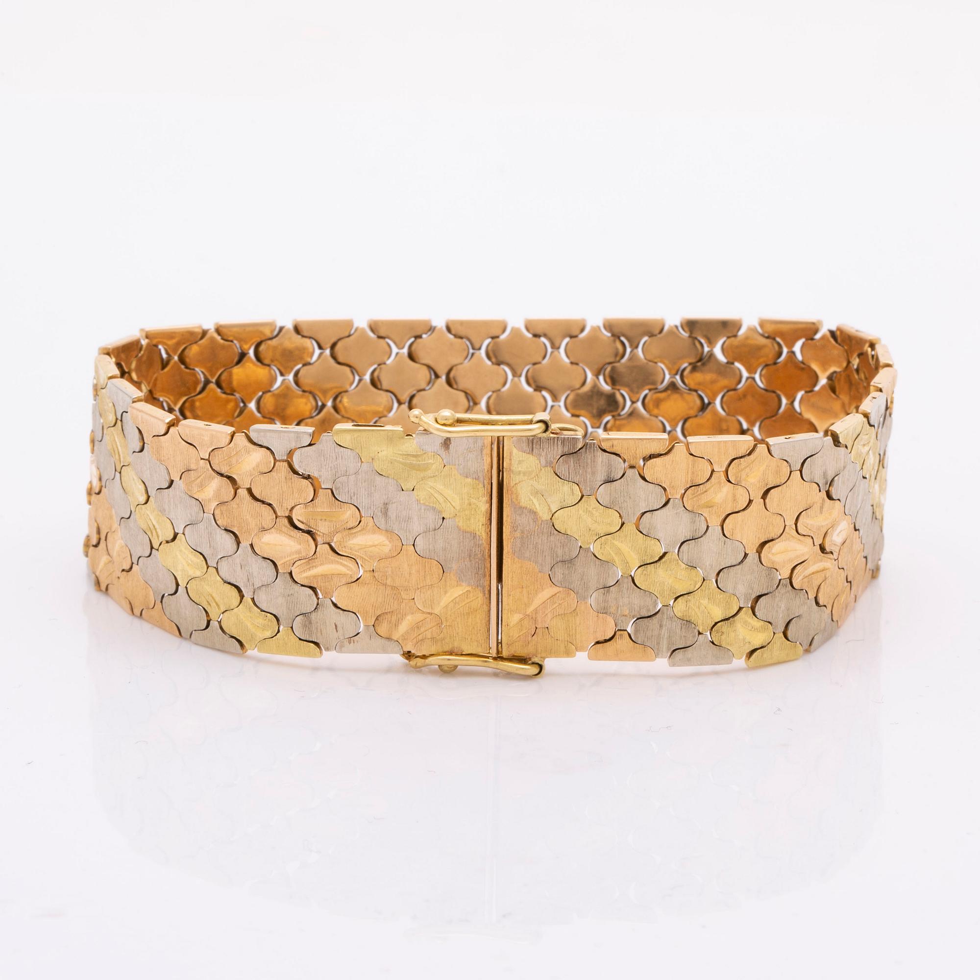 A trois couleurs 18K gold bracelet weight 59,4 gram.