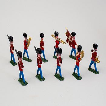 A lot of 30 toy pewter and Elastolin toy soldiers, middle/first half of the 20th century.