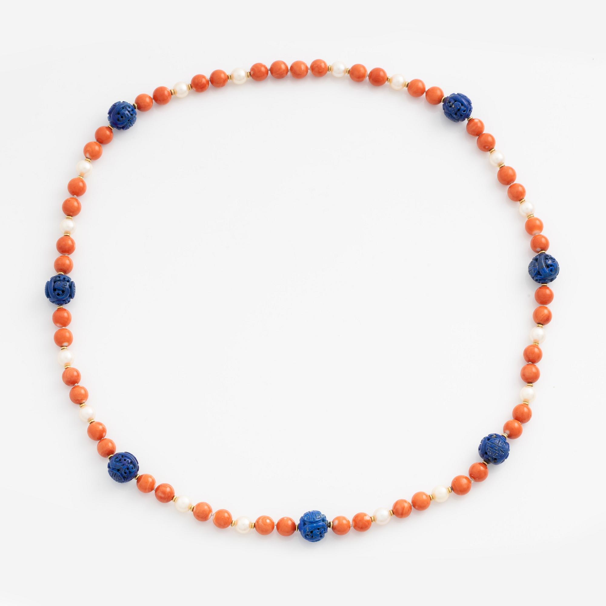 Collier korall, odlade pärlor och sannolikt lapis lazuli.