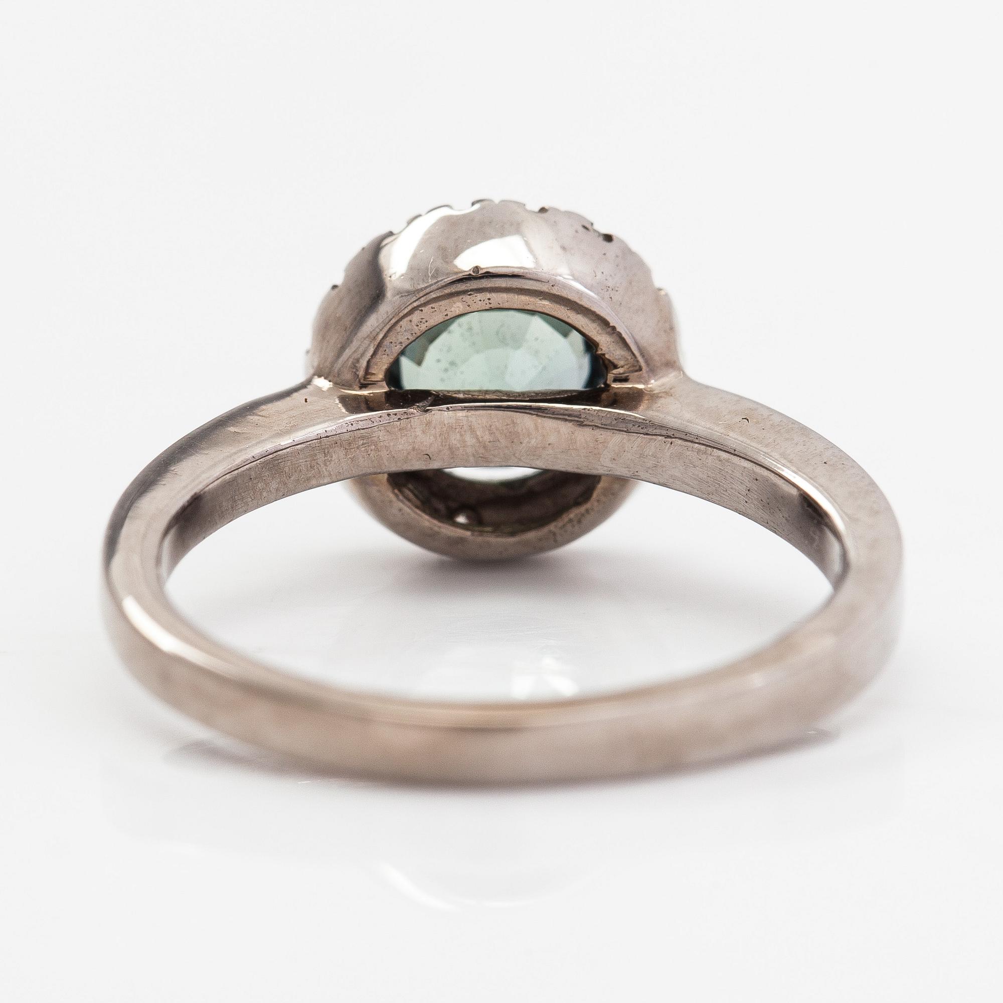 Ring, 14K vitguld med  grön safir och briljantslipade diamanter ca 0.20 ct. totalt, 2009.