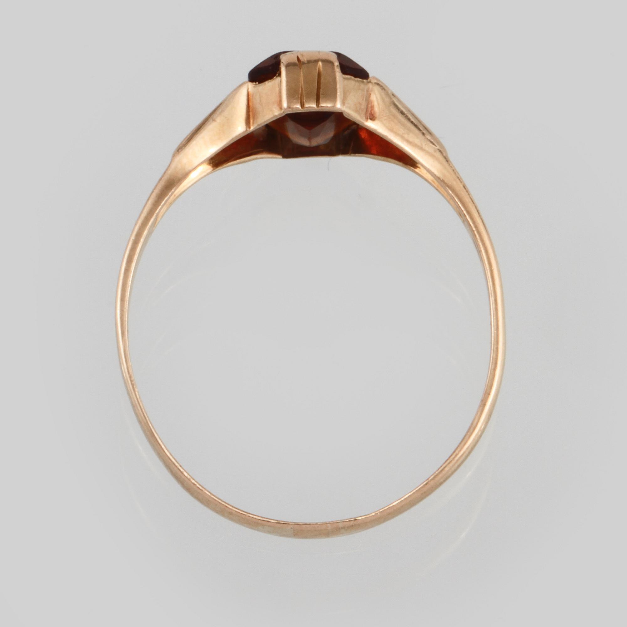 RING, 18K guld med fasettslipat glas, utländska stämplar. Vikt 2,1 gram.