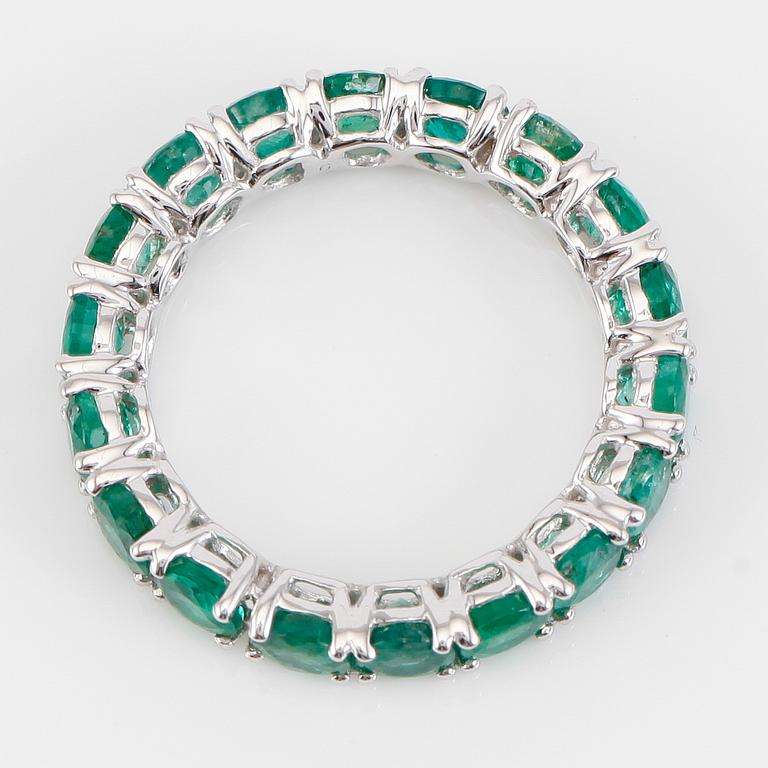 RING, 18K vitguld och smaragder tot ca 3.62 ct.