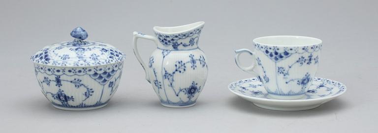 SERVISDELAR, 16 delar, porslin, "Musselmalet", Royal Copenhagen, 1900-talets andra hälft.