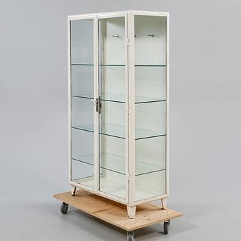 LÄKARSKÅP, 1900-talets andra hälft.