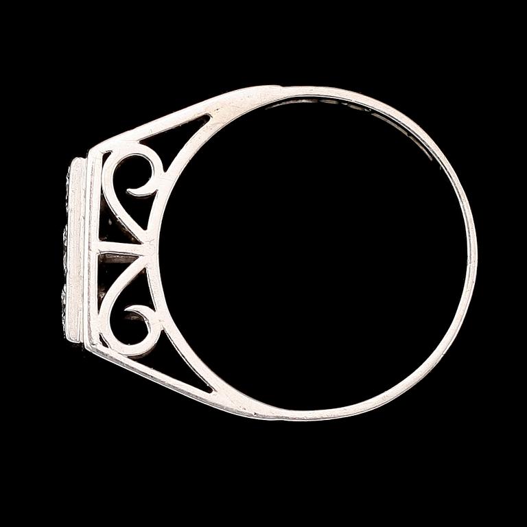 RING, 18K vitguld och briljantslipade diamanter, svenska stämplar, 1970. Total vikt ca 5 g.