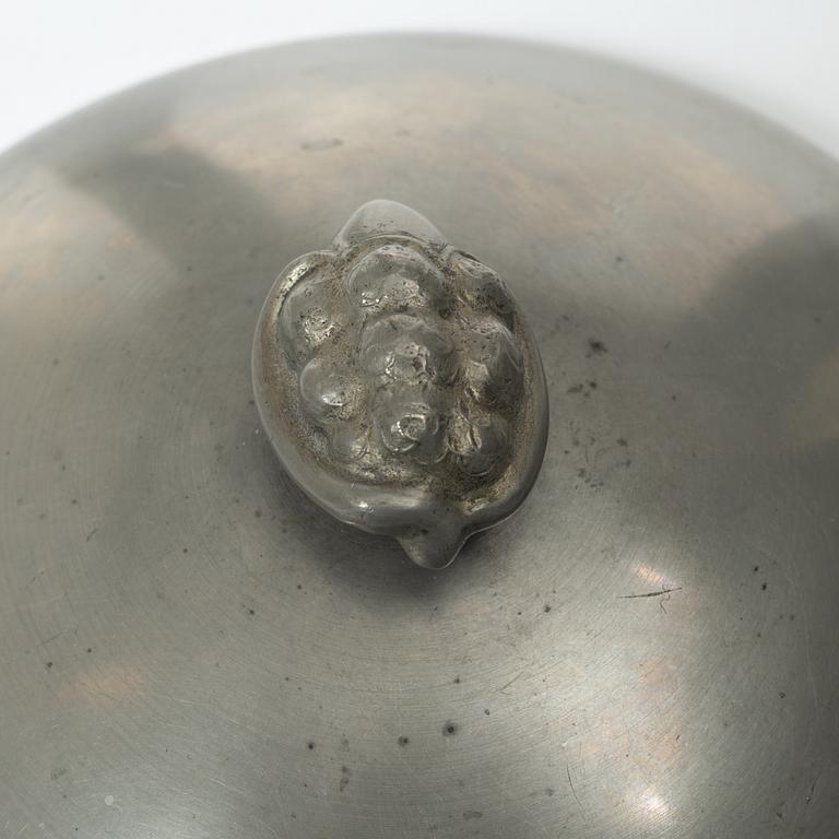 Firma Svenskt Tenn, a pewter bowl with cover, Stockholm 1925.