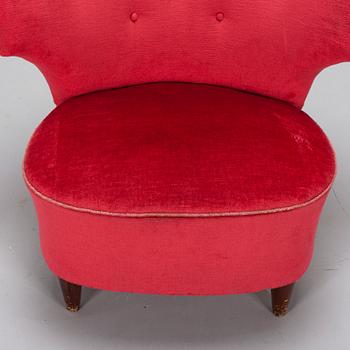 A mid- 20th-century armchair.