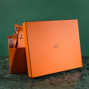 HERMÈS, an orange Clemence bullcalf "Jypsière" shoulder bag.