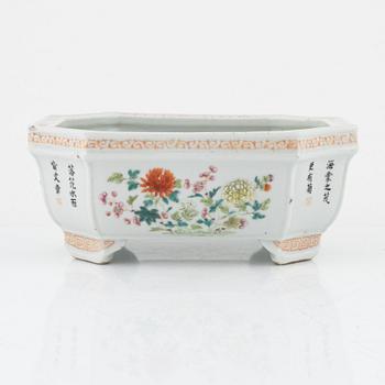 An enamelled Chinese jarndiniere / flowerpot, late Qing dynasty, 19th century.