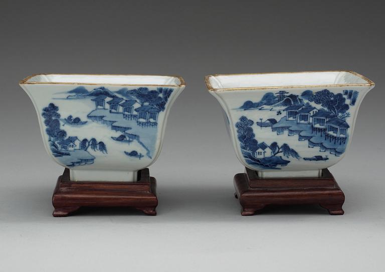 A pair of blue and white bolws. Jiaqing (1796-1820).