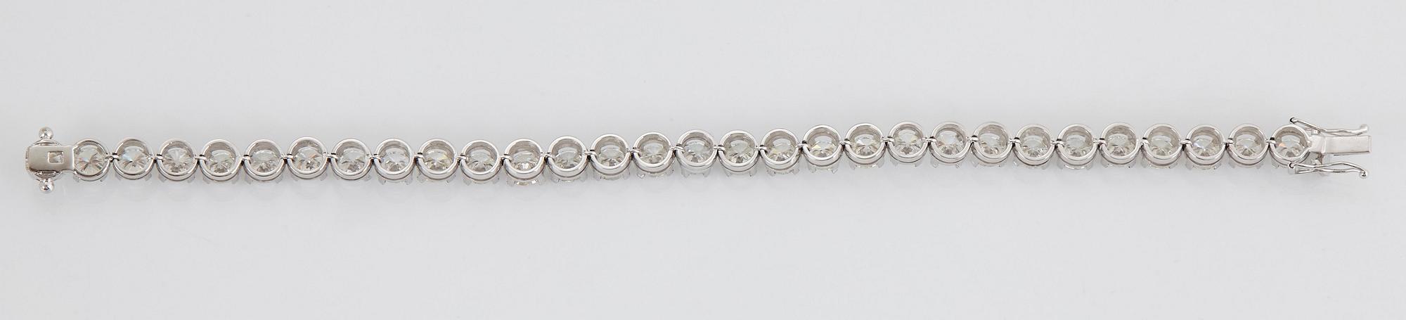 Armband 18K vitguld med runda briljantslipade diamanter totalvikt ca 12.00 ct.