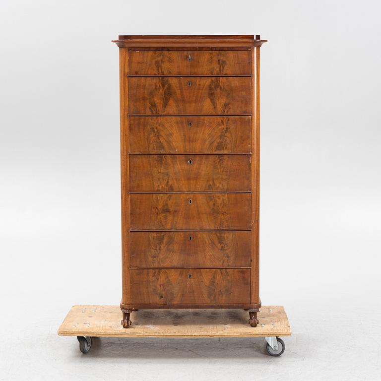 A mahogany veneered chest of drawers, 19th Century.