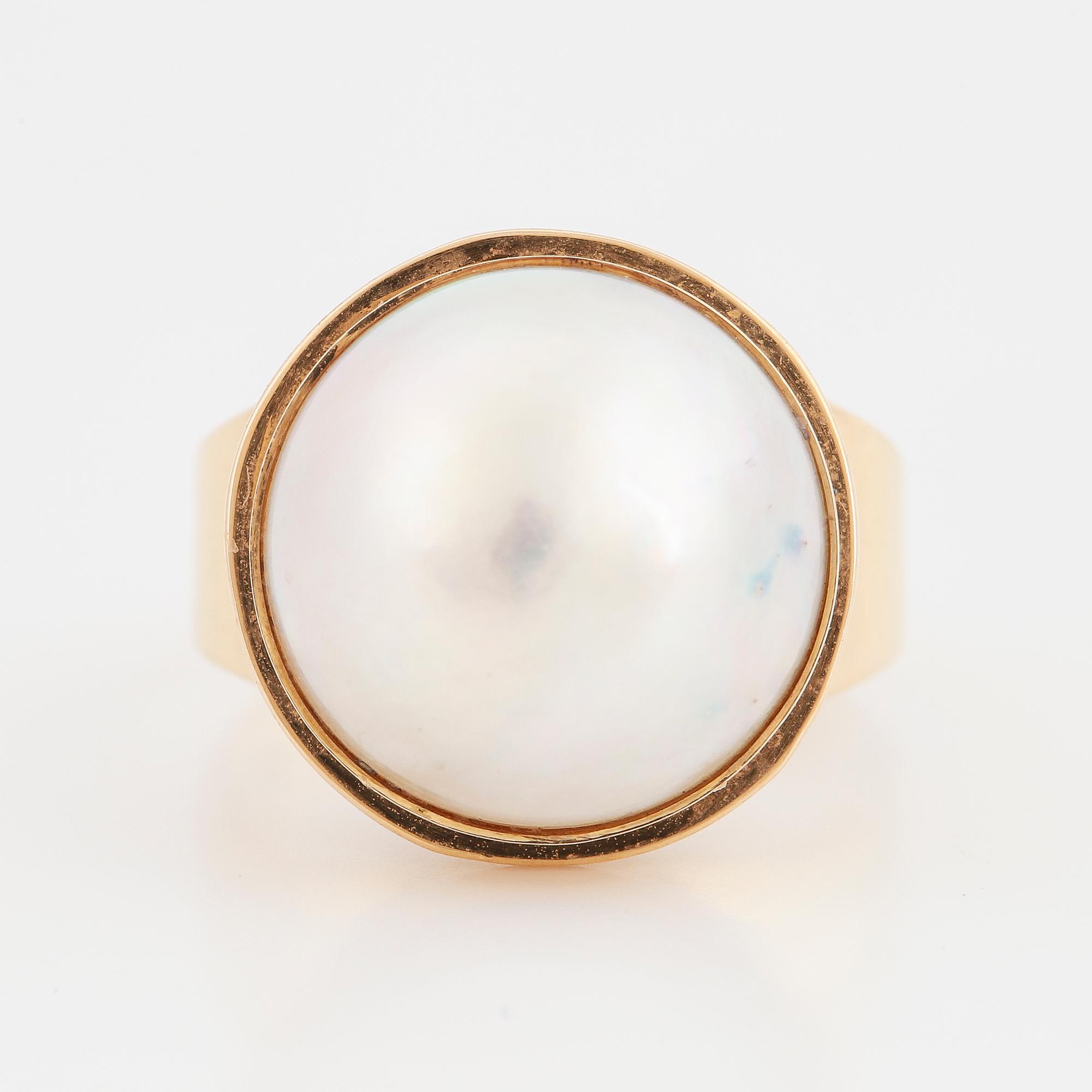 18K gold and mabe pearl.