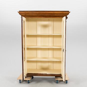 Vitrinskåp 1900-talets första hälft.
