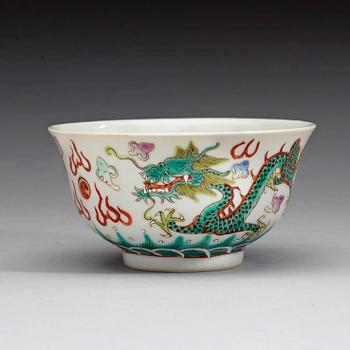 A famille verte dragon bowl, Republic. With Guangxus six characters mark in red.