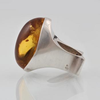 RING, sterlingsilver med bärnsten, troligtvis Erik Morild Möller, Randers, Danmark. Vikt 26,9 gram.