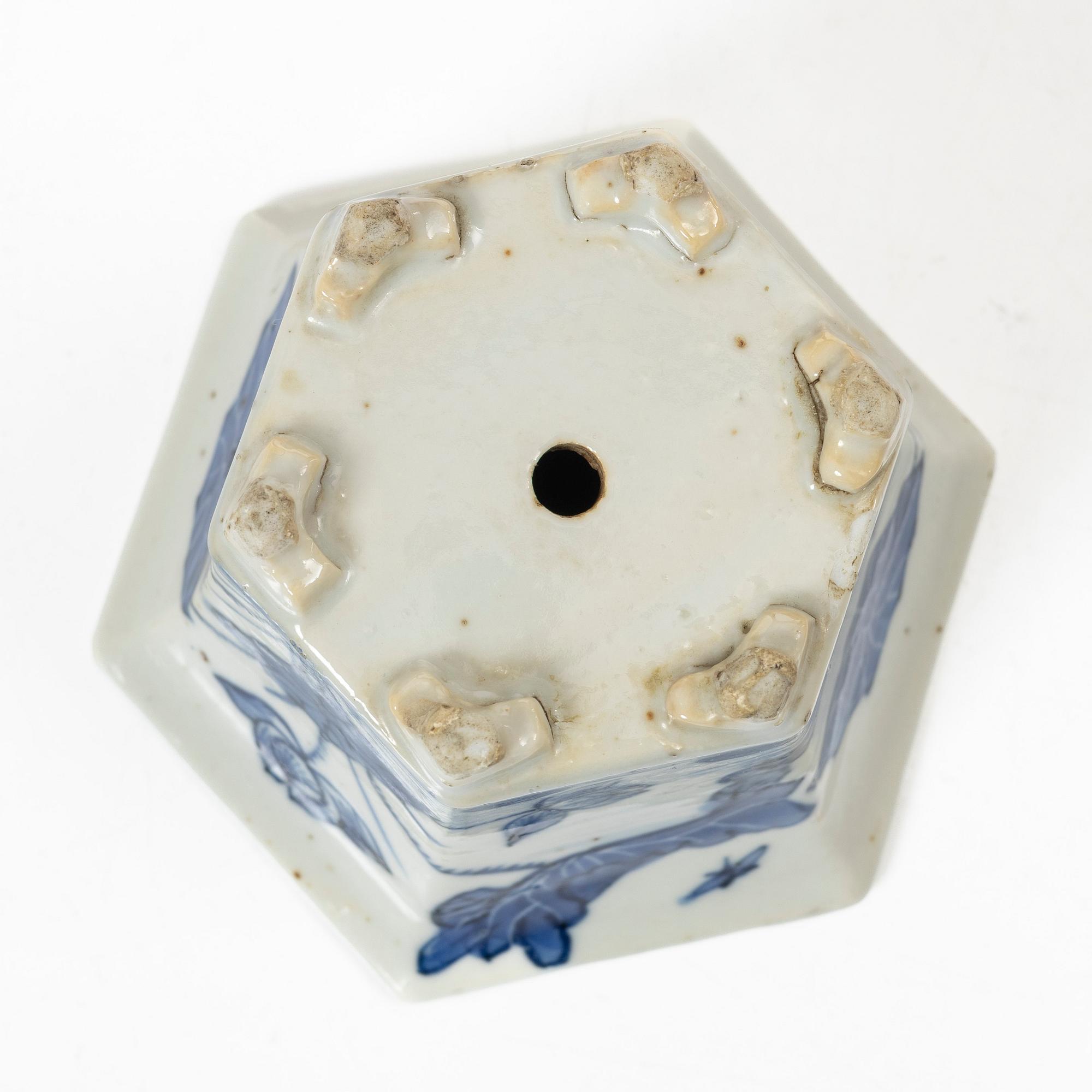 Skålar, tre stycken, samt litet blåvitt ytterfoder och lackask, porslin, Qingdynastin, 1800-tal.