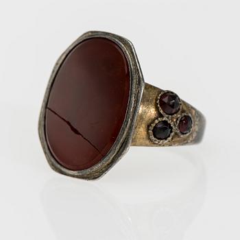 RING, förgyllt silver, karneol, granatimitationer. Fredrik Tiander, Lovisa 1864. Vikt ca 7,0 g.