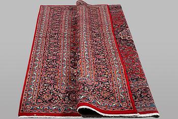 A carpet, Kashan, ca 389 x 300 cm.