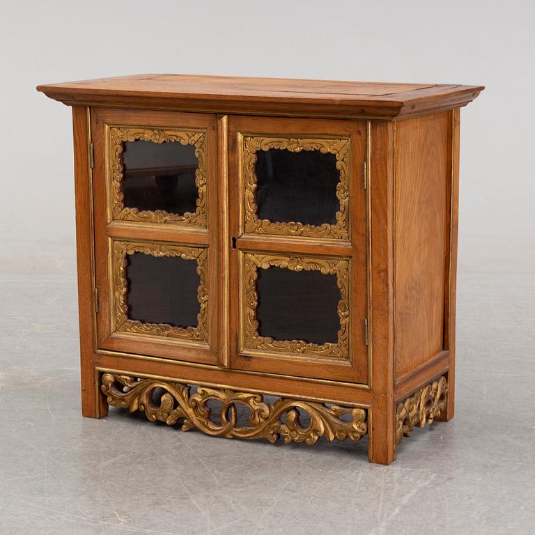 A Chinese display cabinet, 20th century.