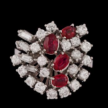 A ruby and baguette- and brilliant cut diamond ring, tot. 1.70 cts.