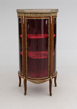 VITRINSKÅP, Louis Seizestil, 1900-talets första hälft.