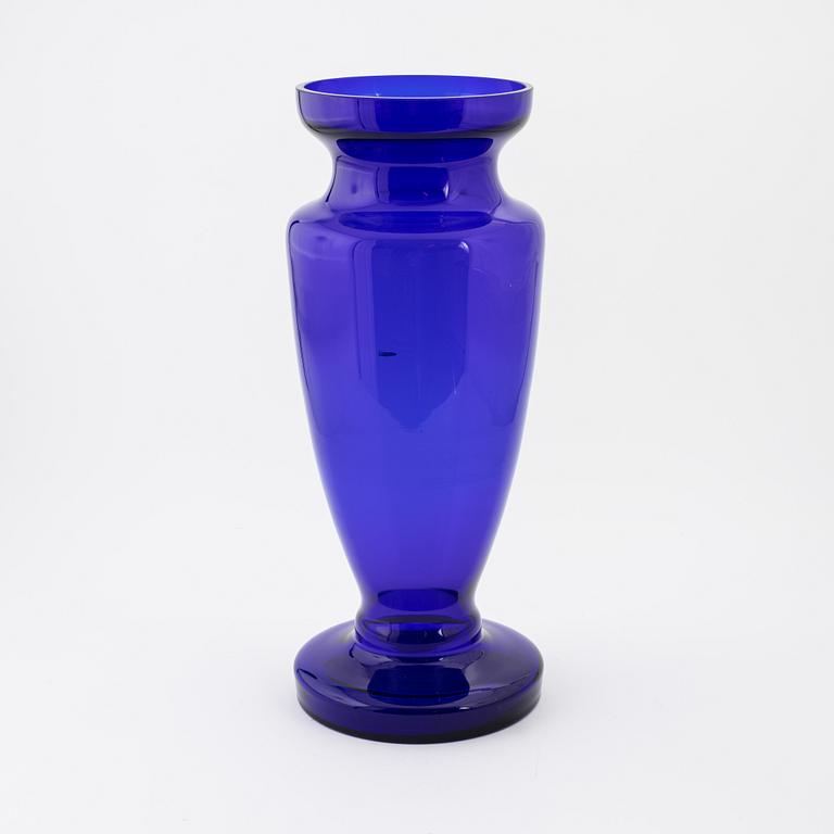Praktvas, glas, 1900-tal.