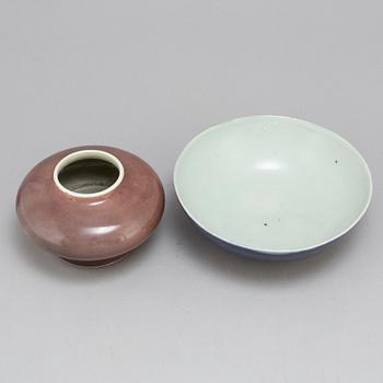 A bowl and a Chinese jar, Qing dynasty and 20th century.