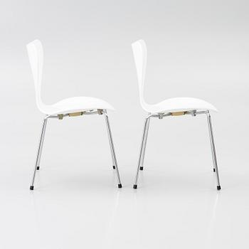 Arne Jacobsen, stolar, 2 st, "Sjuan", 1900-talets slut.