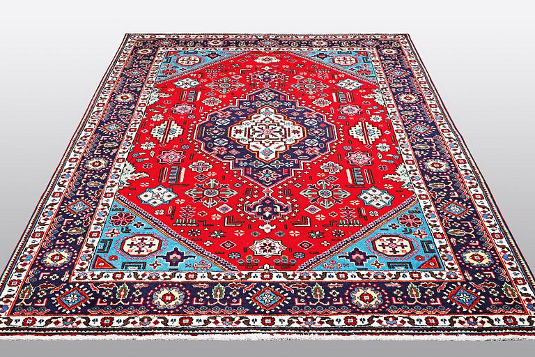 A carpet, Tabriz, ca 298 x 198 cm.