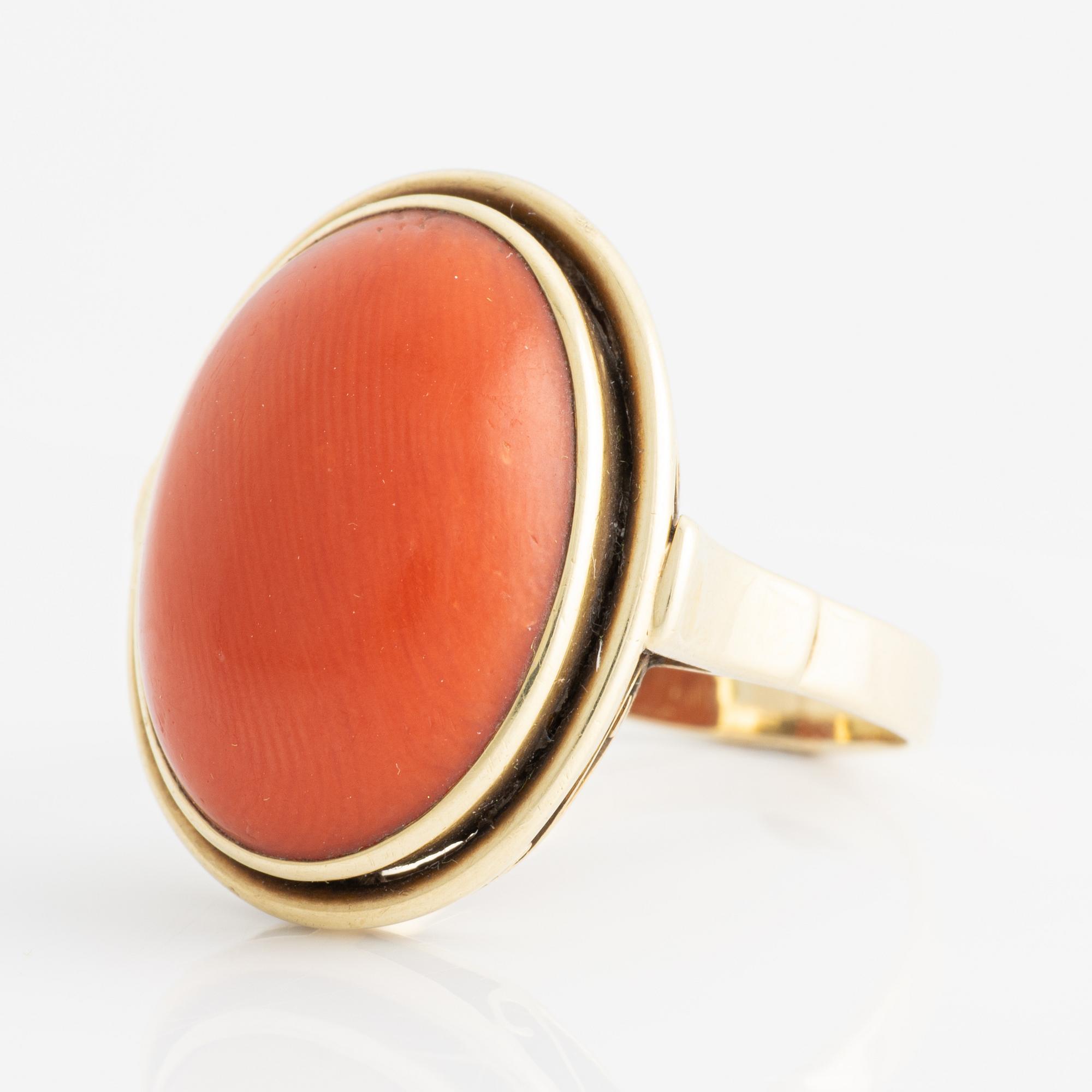 Ring, guld med korall.