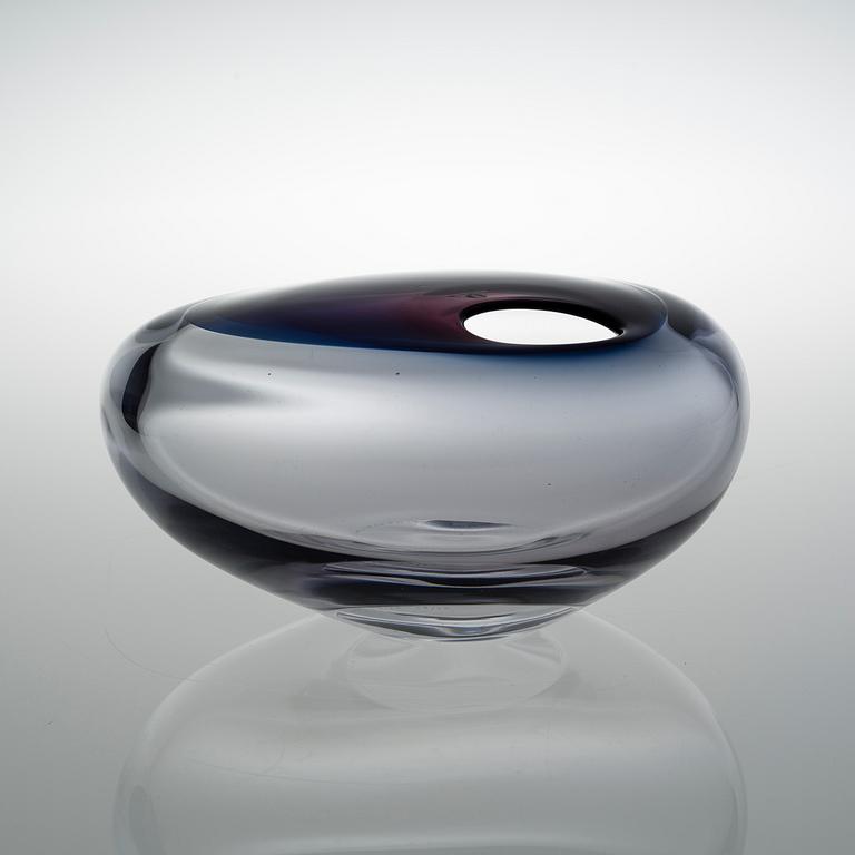 TIMO SARPANEVA, GLASSKULPTUR. Sovande fågel. Sign. Timo Sarpaneva, Iittala -62 58/77.