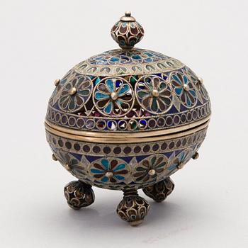 A RUSSIAN PLIQUE A JOUR ENAMEL EGG, silver, Russia ca 1900.