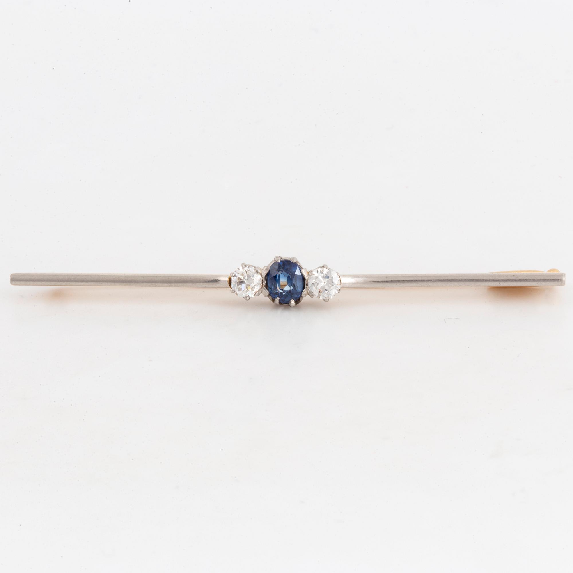 BROSCH, med gammalslipade diamanter och oval fasettslipad safir, 20-tal.