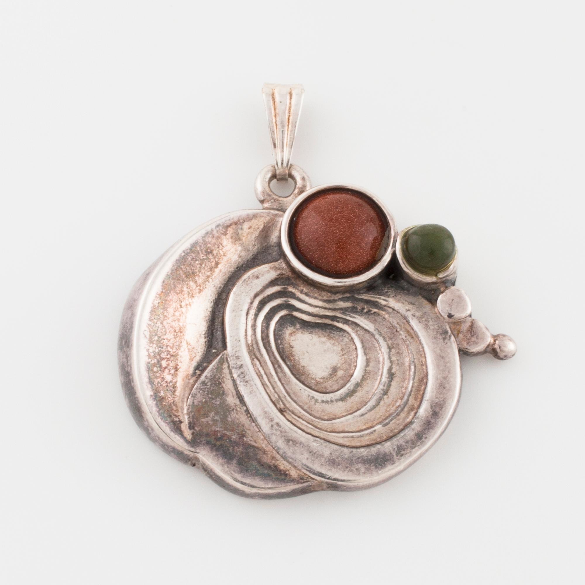 VALDRES SÖLVSMIDE, Norge, armring, hänge samt ring med solsten och nefrit.