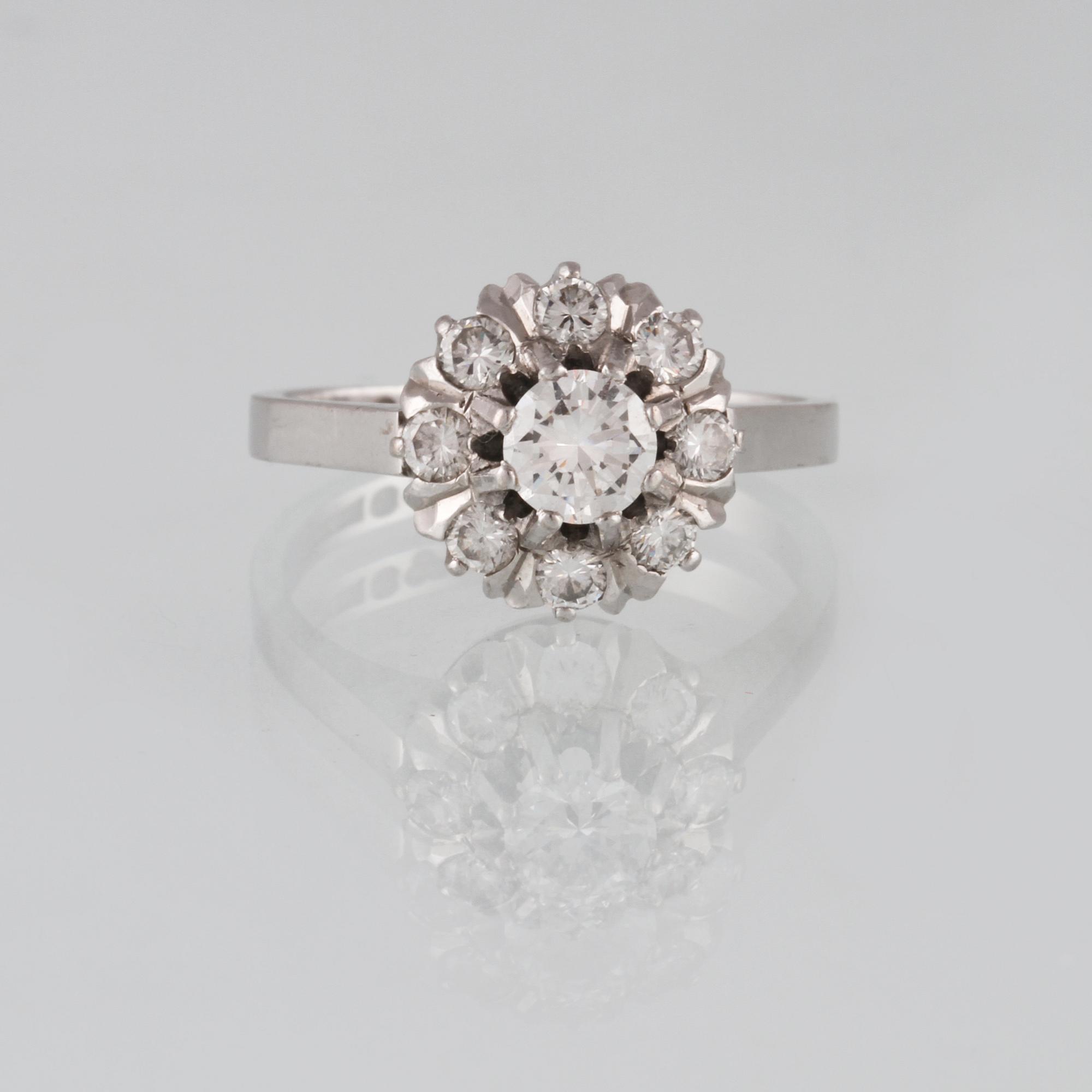 RING, 18K vitguld med 9 briljantslipade diamanter ca 0.49 ct, Jarl Sandin, Göteborg. Vikt 4,1 gram.
