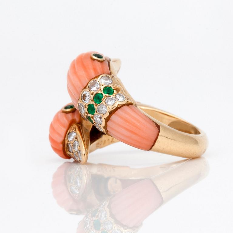 RING, Van Cleef & Arpels, med briljantslipade diamanter totalt ca 0.96 ct, smaragder samt snidad korall.