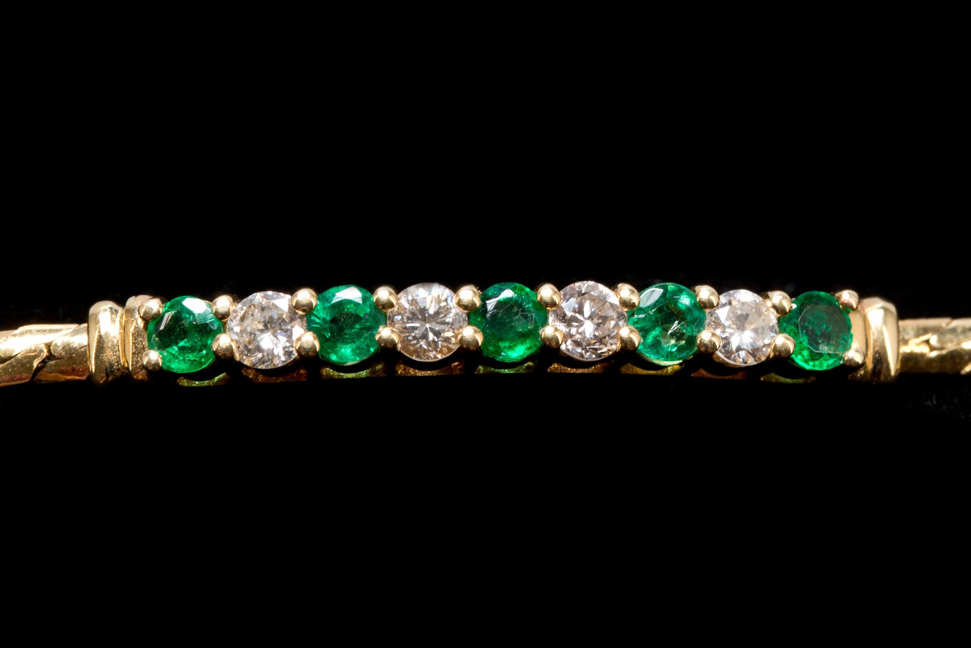 SMYCKESET, 2 delar, 18k guld besatt med smaragder och diamanter, ca 0.3 ct. Total vikt ca 11,3 g.