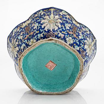 A porcelain bowl China, 19th century.