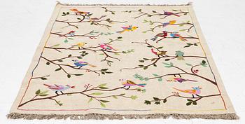 A hand-embroidered kelim rug, c. 183 x 125 cm.