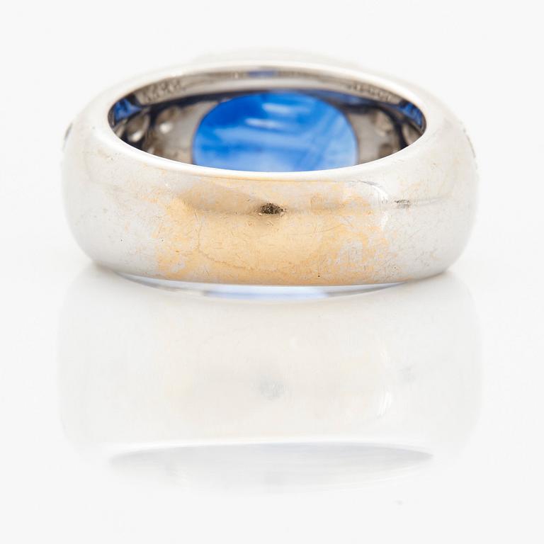 Ring 18K vitguld med en oval fasettslipad safir samt runda briljantslipade diamanter.