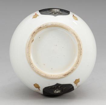 An armorial famille rose flask with the English arms of Saunders, Qing dynasty, Qianlong), ca 1745.